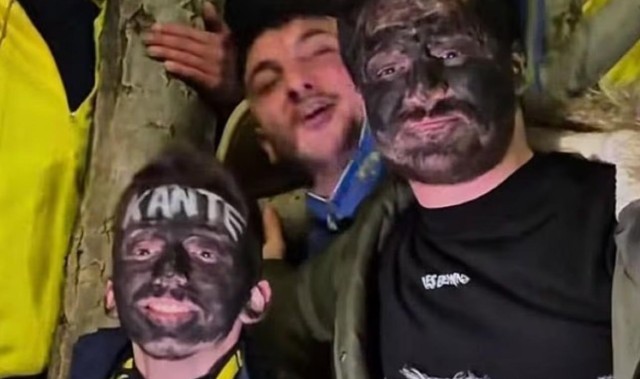 蓝鲸体育-抽象，两名费内巴切球迷欢迎坎特的时候把脸涂成了黑色