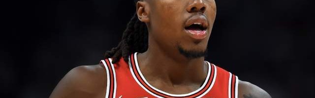 蓝鲸体育下载-一夜11笔交易达成！字母哥留队，快船阵容大变，火箭沦为看客