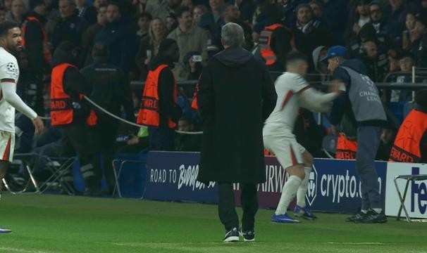 蓝鲸体育直播-切尔西2-5惨败巴黎！内托怒推球童引冲突，致敬阿扎尔？