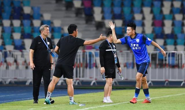 蓝鲸体育官网-干掉广州队结束9轮不胜！保级6分之战沧州不脚软